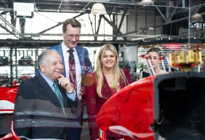 Ministerpräsident Hendrik Wüst verleiht den Staatspreis an Michael Schumacher