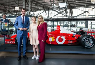 Ministerpräsident Hendrik Wüst verleiht den Staatspreis an Michael Schumacher