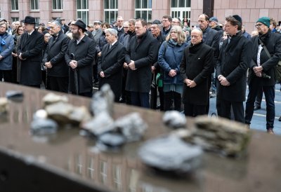 Ministerpräsident Wüst legt Kranz vor ehemaliger Synagoge Düsseldorf nieder