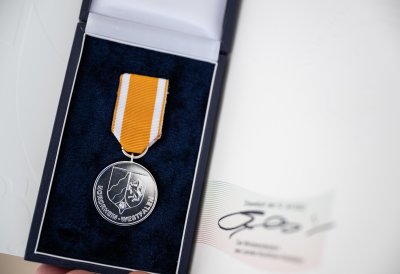 Ministerpräsident Hendrik Wüst verleiht die Rettungsmedaille des Landes Nordrhein-Westfalen an Dustin Raatz