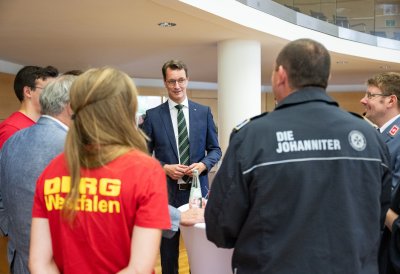 Ministerpräsident Hendrik Wüst verleiht die Rettungsmedaille des Landes Nordrhein-Westfalen an Dustin Raatz