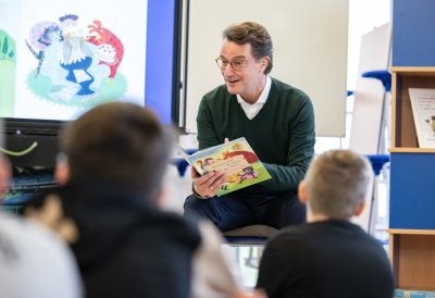 Ministerpräsident Wüst liest gemeinsam mit Henning Krautmacher / Vorleseaktionen mit Kabinettmitgliedern im ganzen Land