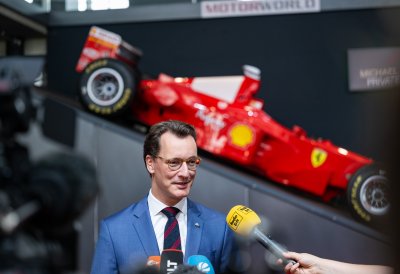 Ministerpräsident Hendrik Wüst verleiht den Staatspreis an Michael Schumacher
