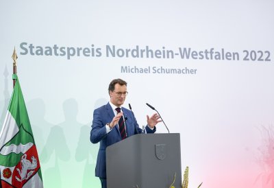 Ministerpräsident Hendrik Wüst verleiht den Staatspreis an Michael Schumacher