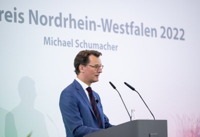 Ministerpräsident Hendrik Wüst verleiht den Staatspreis an Michael Schumacher