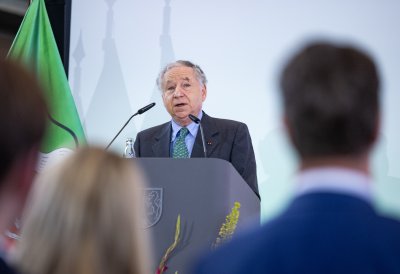 Ministerpräsident Hendrik Wüst verleiht den Staatspreis an Michael Schumacher