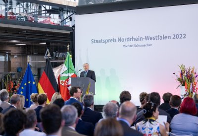 Ministerpräsident Hendrik Wüst verleiht den Staatspreis an Michael Schumacher