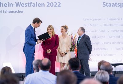 Ministerpräsident Hendrik Wüst verleiht den Staatspreis an Michael Schumacher