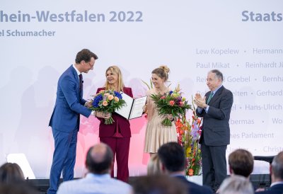 Ministerpräsident Hendrik Wüst verleiht den Staatspreis an Michael Schumacher