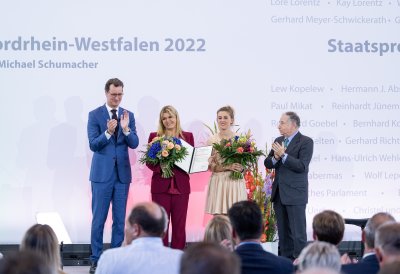 Ministerpräsident Hendrik Wüst verleiht den Staatspreis an Michael Schumacher