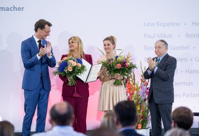 Ministerpräsident Hendrik Wüst verleiht den Staatspreis an Michael Schumacher