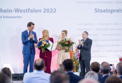 Ministerpräsident Hendrik Wüst verleiht den Staatspreis an Michael Schumacher