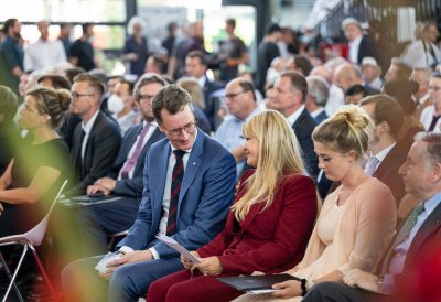 Ministerpräsident Hendrik Wüst verleiht den Staatspreis an Michael Schumacher