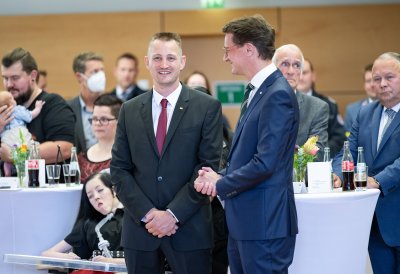 Ministerpräsident Hendrik Wüst verleiht die Rettungsmedaille des Landes Nordrhein-Westfalen an Dustin Raatz