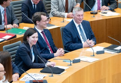 Ministerpräsident Hendrik Wüst gratuliert André Kuper zur Wiederwahl als Präsident des Landtags