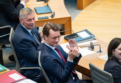 Ministerpräsident Hendrik Wüst gratuliert André Kuper zur Wiederwahl als Präsident des Landtags
