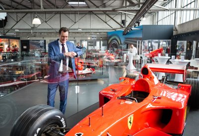 Ministerpräsident Hendrik Wüst verleiht den Staatspreis an Michael Schumacher