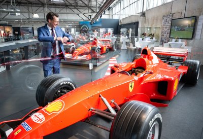 Ministerpräsident Hendrik Wüst verleiht den Staatspreis an Michael Schumacher