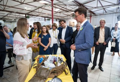 Ministerpräsident Hendrik Wüst besucht Spendenlager des Deutsch-Ukrainischen Vereins Blau-Gelbes Kreuz in Köln