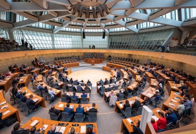 Ministerpräsident Hendrik Wüst gratuliert André Kuper zur Wiederwahl als Präsident des Landtags