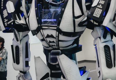 Ein Roboter mit dem Schriftzug "gamescom"