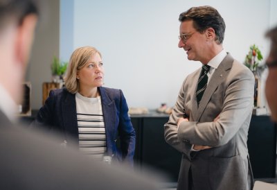 MP Wüst im Gespräch mit deiner Frau