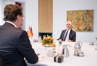 Ministerpräsident Hendrik Wüst empfängt den Botschafter von Österreich in Deutschland zum Antrittsbesuch