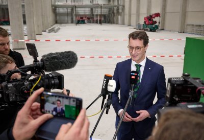Ministerpräsident Hendrik Wüst übergibt erstes Gebäude der Forschungsfertigung Batteriezelle in Münster