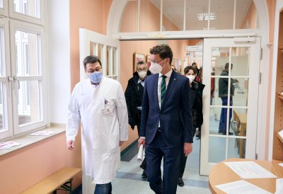 Ministerpräsident Hendrik Wüst spendet Blut und macht auf Bedeutung der ausreichenden Versorgung mit Blutspenden aufmerksam