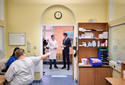 Ministerpräsident Hendrik Wüst spendet Blut und macht auf Bedeutung der ausreichenden Versorgung mit Blutspenden aufmerksam