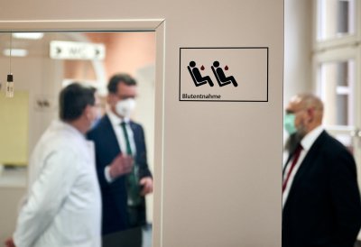 Ministerpräsident Hendrik Wüst spendet Blut und macht auf Bedeutung der ausreichenden Versorgung mit Blutspenden aufmerksam