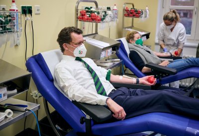 Ministerpräsident Hendrik Wüst spendet Blut und macht auf Bedeutung der ausreichenden Versorgung mit Blutspenden aufmerksam