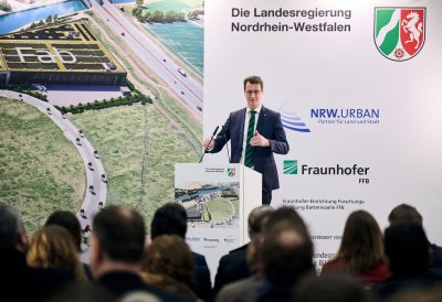 Ministerpräsident Hendrik Wüst übergibt erstes Gebäude der Forschungsfertigung Batteriezelle in Münster