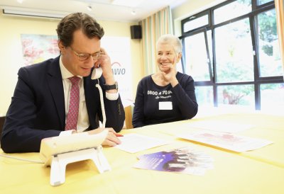 Ministerpräsident Hendrik Wüst greift beim Silbernetz-Senioren-Telefon gegen Einsamkeit selbst zum Hörer