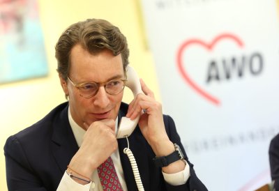 Ministerpräsident Hendrik Wüst greift beim Silbernetz-Senioren-Telefon gegen Einsamkeit selbst zum Hörer