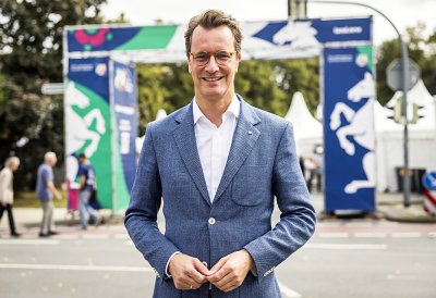 MP Wüst bei seinem Rundgang auf der Meile