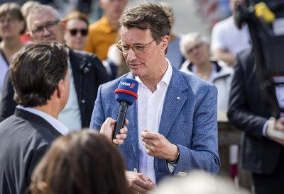 MP Wüst bei seinem Rundgang auf der Meile