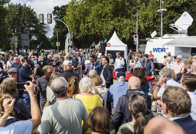 MP Wüst bei seinem Rundgang auf der Meile