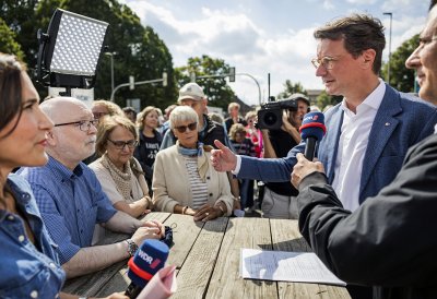 MP Wüst bei seinem Rundgang auf der Meile