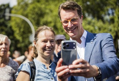 MP Wüst bei seinem Rundgang auf der Meile