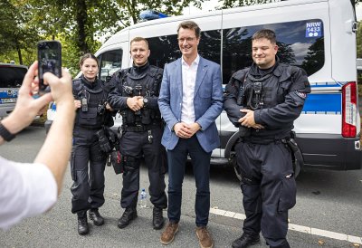 MP Wüst bei seinem Rundgang auf der Meile