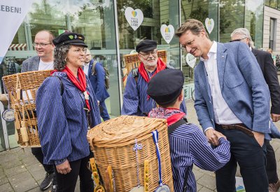 MP Wüst trifft auf der Meile Menschen
