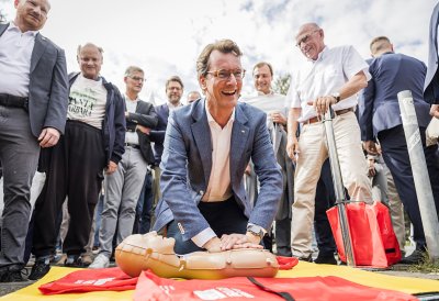 MP Wüst belebt eine Erste-Hilfe-Pupper wieder