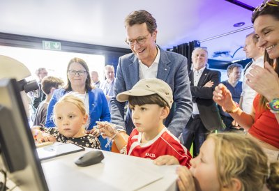 MP Wüst trifft auf der Meile Menschen