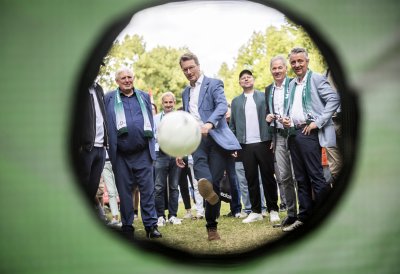MP Wüst beim Torwandschießen