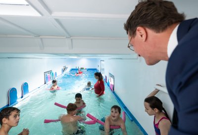 Ministerpräsident Hendrik Wüst weiht ersten Schwimmcontainer „narwali“ im Regierungsbezirk Köln ein
