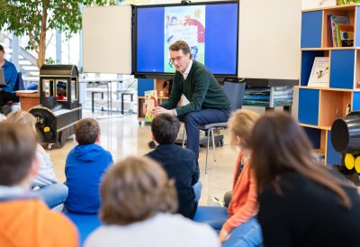 Ministerpräsident Wüst liest gemeinsam mit Henning Krautmacher / Vorleseaktionen mit Kabinettmitgliedern im ganzen Land
