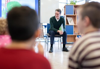 Ministerpräsident Wüst liest gemeinsam mit Henning Krautmacher / Vorleseaktionen mit Kabinettmitgliedern im ganzen Land