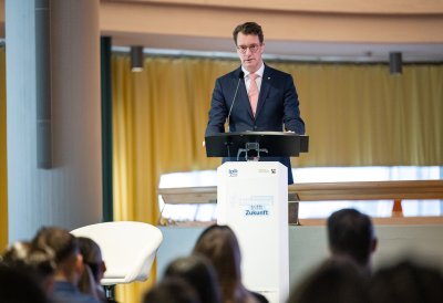 30 Jahre Solingen – Ministerpräsident Hendrik Wüst erinnert sich mit Schülerinnen und Schülern an Brandanschlag