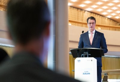 30 Jahre Solingen – Ministerpräsident Hendrik Wüst erinnert sich mit Schülerinnen und Schülern an Brandanschlag